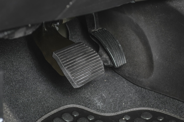 pedale di acceleratore a sinistra 