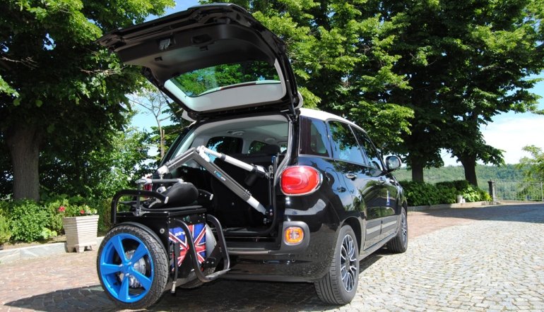 caricamento carrozzina in auto con verricelli