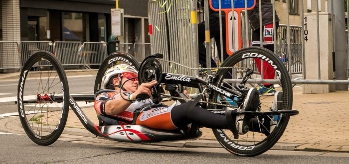 atleta disabile a bordo di una handbike 