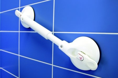 AUSILI E MANIGLIONI A VENTOSA: BAGNO ACCESSIBILE E SICURO CON ROTH MOBELI maniglione roth mobeli
