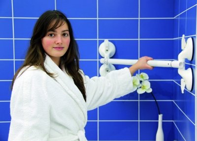 AUSILI E MANIGLIONI A VENTOSA: BAGNO ACCESSIBILE E SICURO CON ROTH MOBELI maniglioni disabili plus