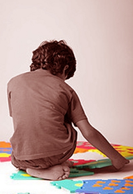 bambino solo di spalle