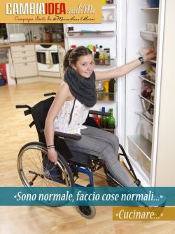 ragazza in carrozzina che apre il frigo