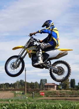 massimo cuoghi in sella alla sua moto da cross
