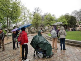 cimitero pere achaise sotto la pioggia
