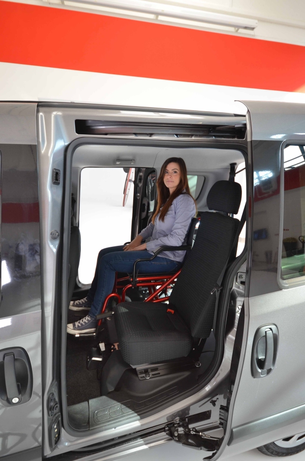 ragazza seduta dentro fiat doblò runner level 3