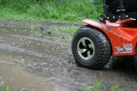 X8 carrozzina off road sul fango