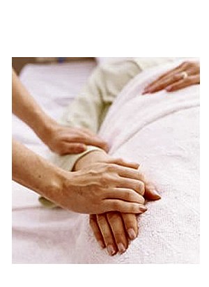 assistenza ospedalle: mani che si tengono 