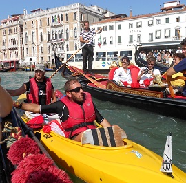 arrivo pietro scidurlo in canoa a san marco