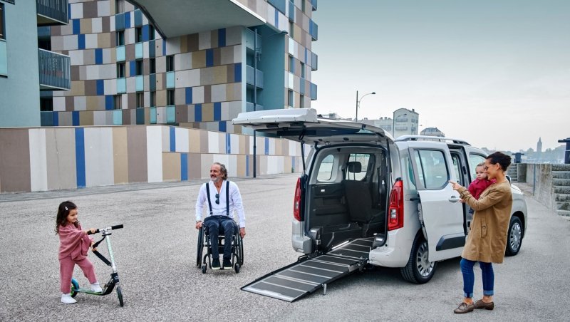 Opel Combo F-style per trasporto persone in carrozzina: l'auto perfetta per i viaggi in famiglia opel combo allestito disabili 1
