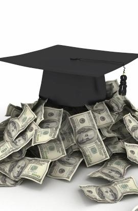 Cappello da diplomato sopra un mucchio di banconote