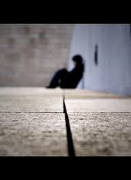 AUTISMO: PERSONA RANNICCHIATA IN ISOLAMENTO