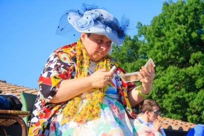 festa casa emmaus: una ragazza vestita di scena 