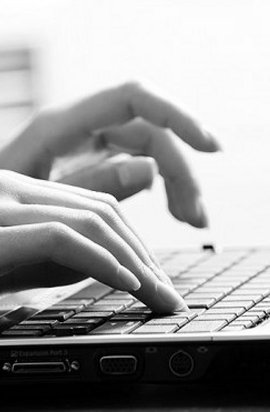 mani che scrivono nella tastiera del pc