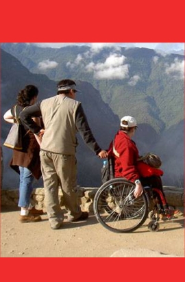 ragazzo in carrozzina con genitori in montagna