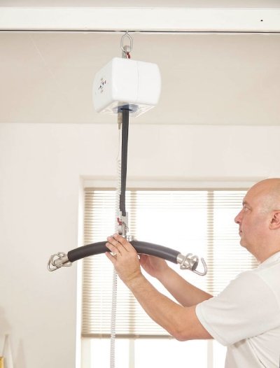 utente maneggia il sollevatore cp200