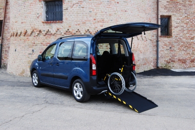 entrata della carrozzina in peugeot partner tepee adattato