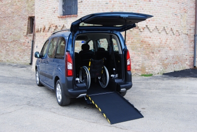 carrozzina a bordo di peugeot partner tepee adattato