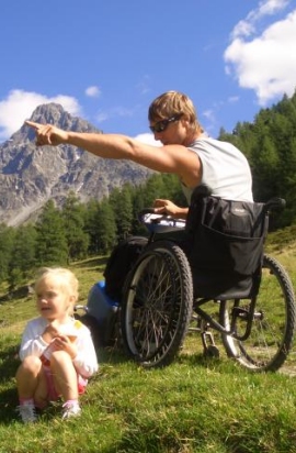 padre in carrozzina con figlia nel tirolo