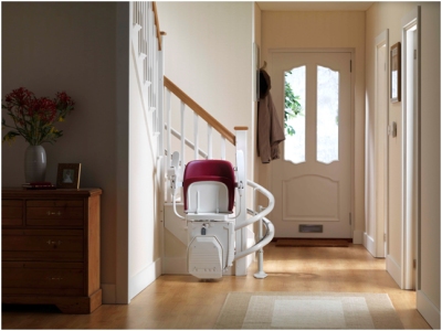 il montascale Siena installato su scala curva 