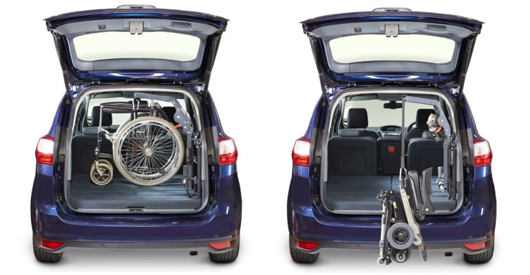 due immagini di due fasi del caricamento carrozzina in auto