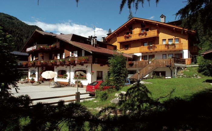 facciata dell'albergo camoscio 