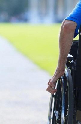 persona in carrozzina che guarda al futuro