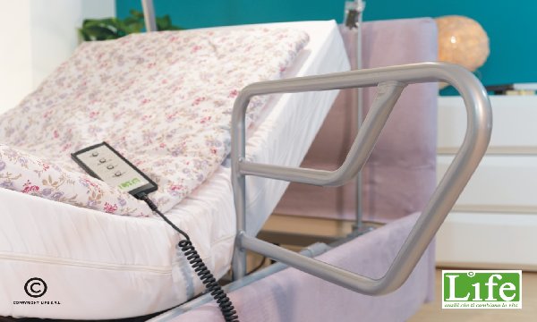 Letto ospedaliero da degenza con rete motorizzata e sponde per persone anziane e disabili testiera letto anziani 1