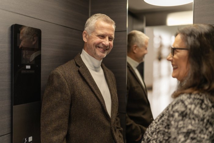 un uomo e una donna dentro ad un ascensore