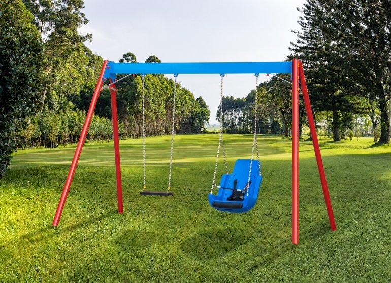 altalena con sedile per bambini disabili e seggiolino per normodotati