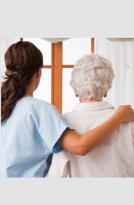 persona anziana di spalle con assistente