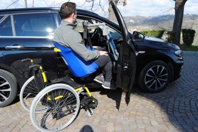 Handylift, la gruetta sollevapersone disabili per l'entrata in auto del passeggero in carrozzina 1 gruetta auto disabili