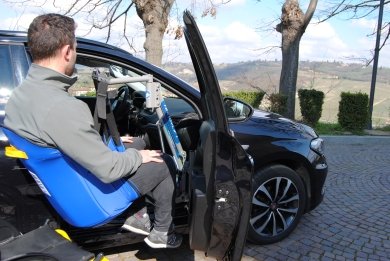Handylift, la gruetta sollevapersone disabili per l'entrata in auto del passeggero in carrozzina 3 gruetta disabili auto 1