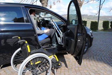 Handylift, la gruetta sollevapersone disabili per l'entrata in auto del passeggero in carrozzina 4 gruetta disabili 1