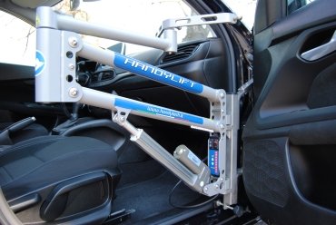 Handylift, la gruetta sollevapersone disabili per l'entrata in auto del passeggero in carrozzina gruetta disabili 2 1