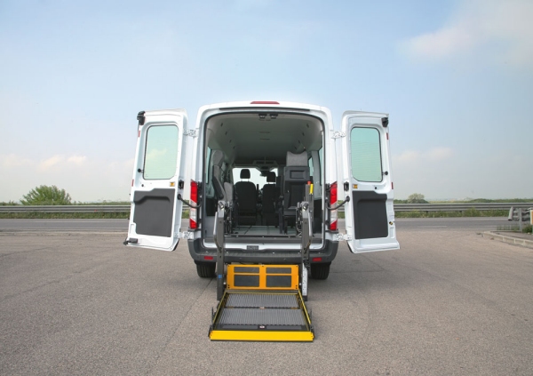 Ford Transit: retro allestito con sollevatore per trasporto disabili 