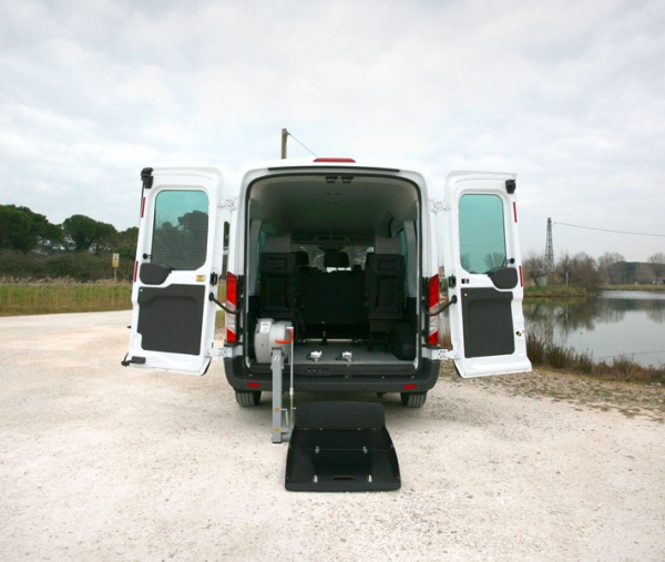 Ford Transit: retro allestito con sollevatore Fiorella per trasporto disabili 