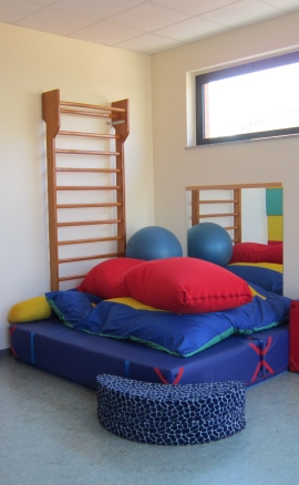 palestra attrezzata con cubi e oggetti per la psicomotricità