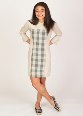 foto ragazza con un vestito chiaro