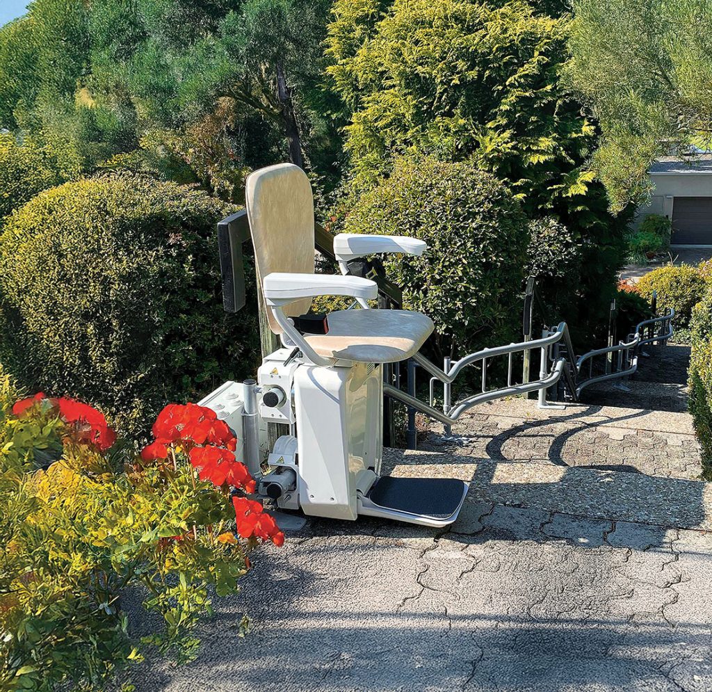 All Seasons, il montascale da esterni che resiste alle intemperie Stanna All Seasons 260 Outdoor Curved ambientata I2