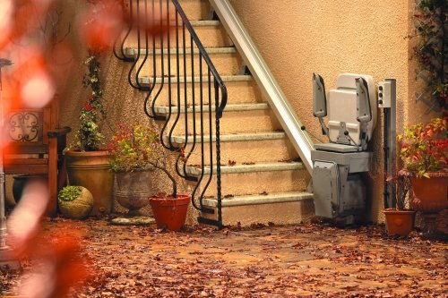 All Seasons, il montascale da esterni che resiste alle intemperie monstascale anziani chiuso 1