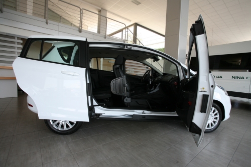 B-Max Ford con ribaltina Turbo Slide per entrata e uscita disabili