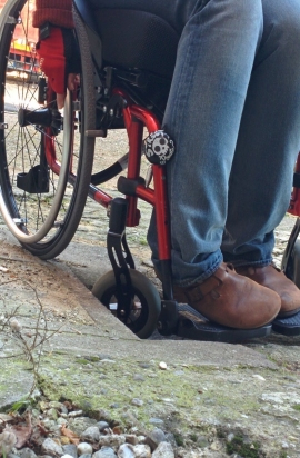 Ostacolo carrozzina marciapiede