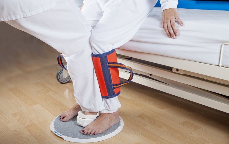 dettaglio del disco a terra per sollevare una donna  anziana dal letto