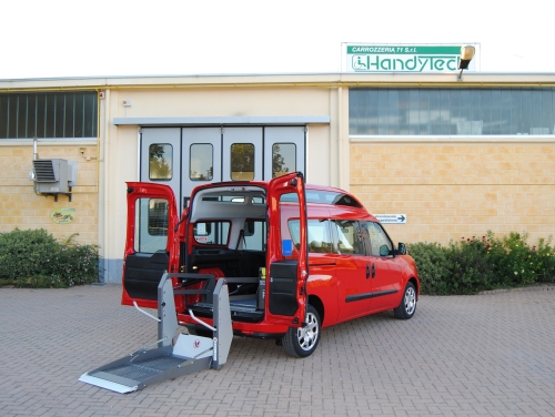 tetto alto handytech con sollebvatore per accesso carrozzina