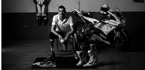 motociclista senza una gamba in bianco e nero