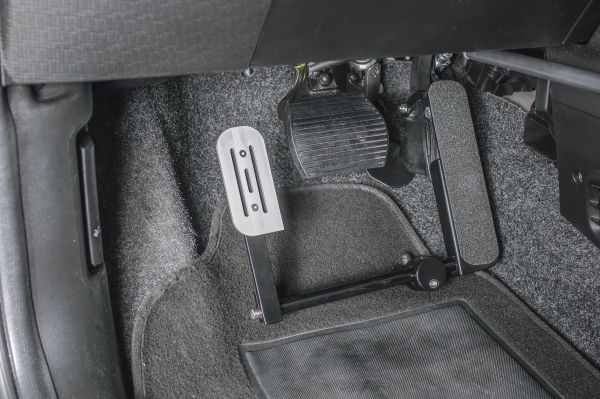 pedale di acceleratore a sinistra