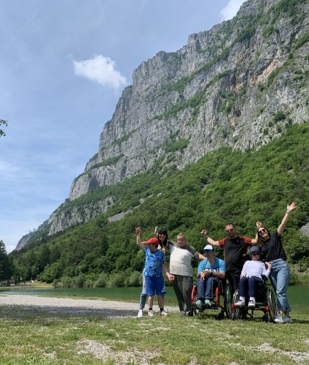 gruppo di ragazzi con disabilità e accompagnatori in montagna