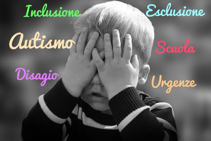 Bambino che si copre gli occhi con le mani