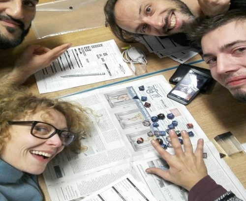 persone con gioco da tavola